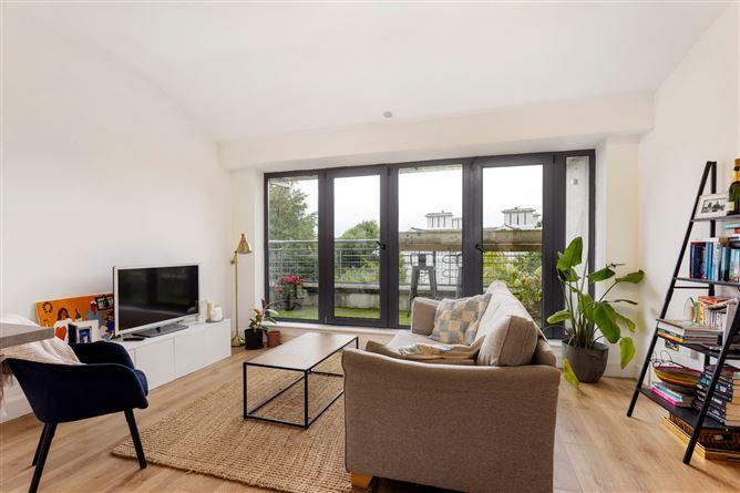 16 Friarsland Crescent, Roebuck Road, Clonskeagh, Dublin 14, historical listing image 2