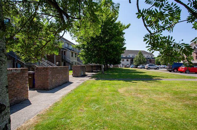 216 Griffin Rath Hall, Maynooth, Co. Kildare, Maynooth, Kildare, historical listing image 4