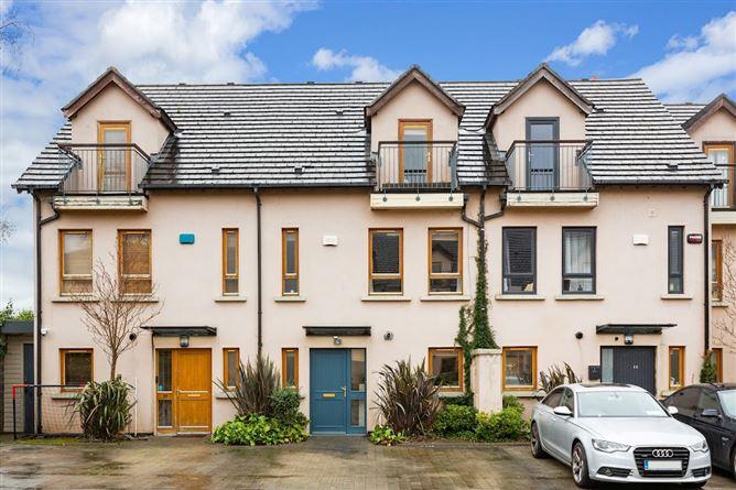 11 The Courtyard, Stepaside Park, Stepaside, Dublin 18, D18XW98, historical listing image 1